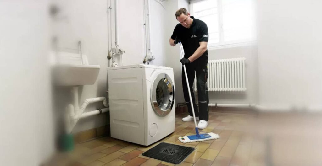 Beitragsbild: Wasserschaden: Warum muss professionell gereinigt werden?
