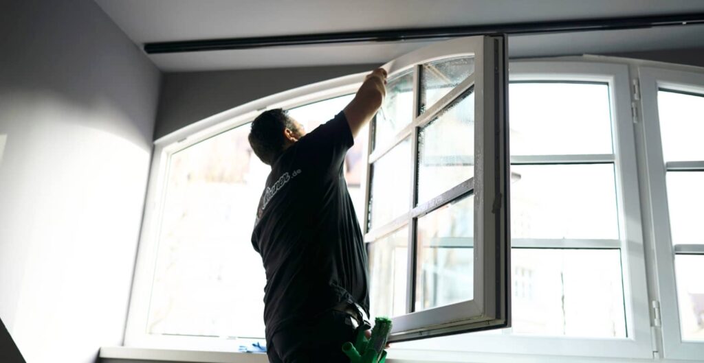 Beitragsbild: Fenster putzen oder Fensterputzer beauftragen? Ein ehrlicher Vergleich